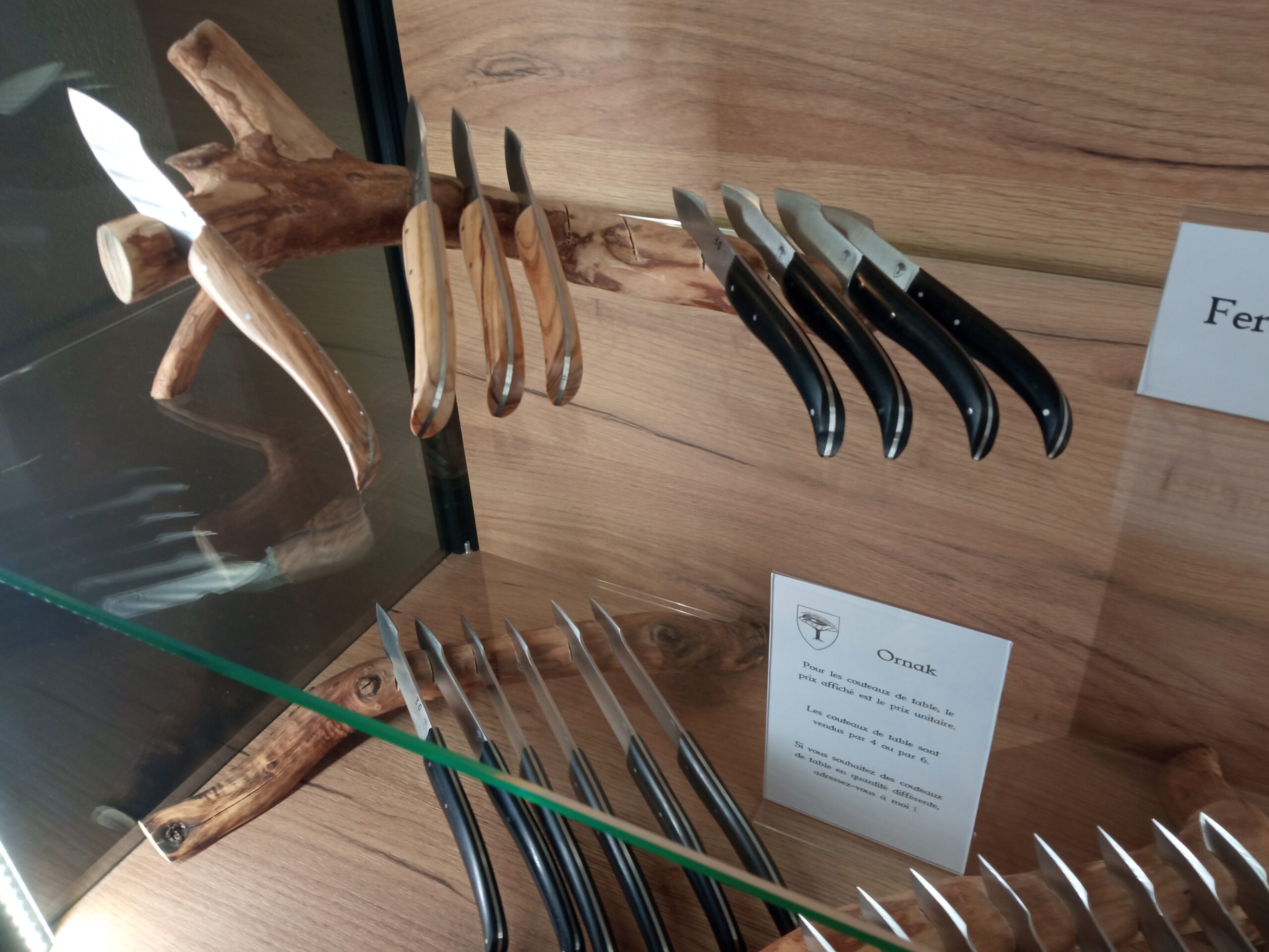 Couteaux de table Ornak en vitrine
