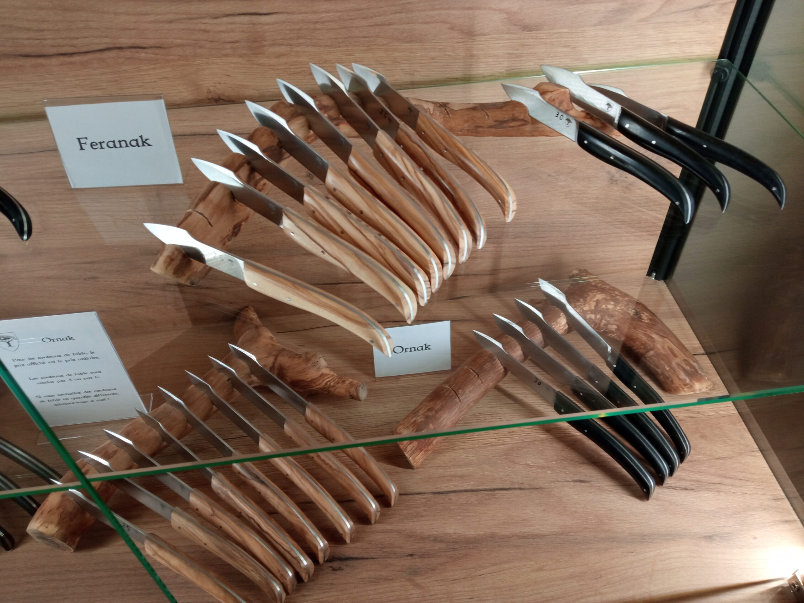 Couteaux Feranak et Ornak en vitrine